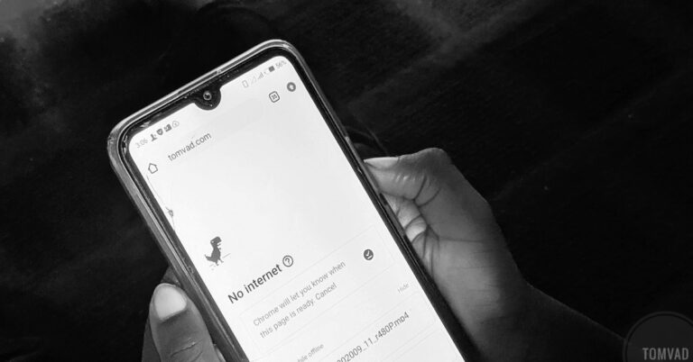 A phone without internet connection in a person's hand