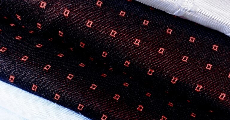 Two types of clothes to learn how to maintain clothes with